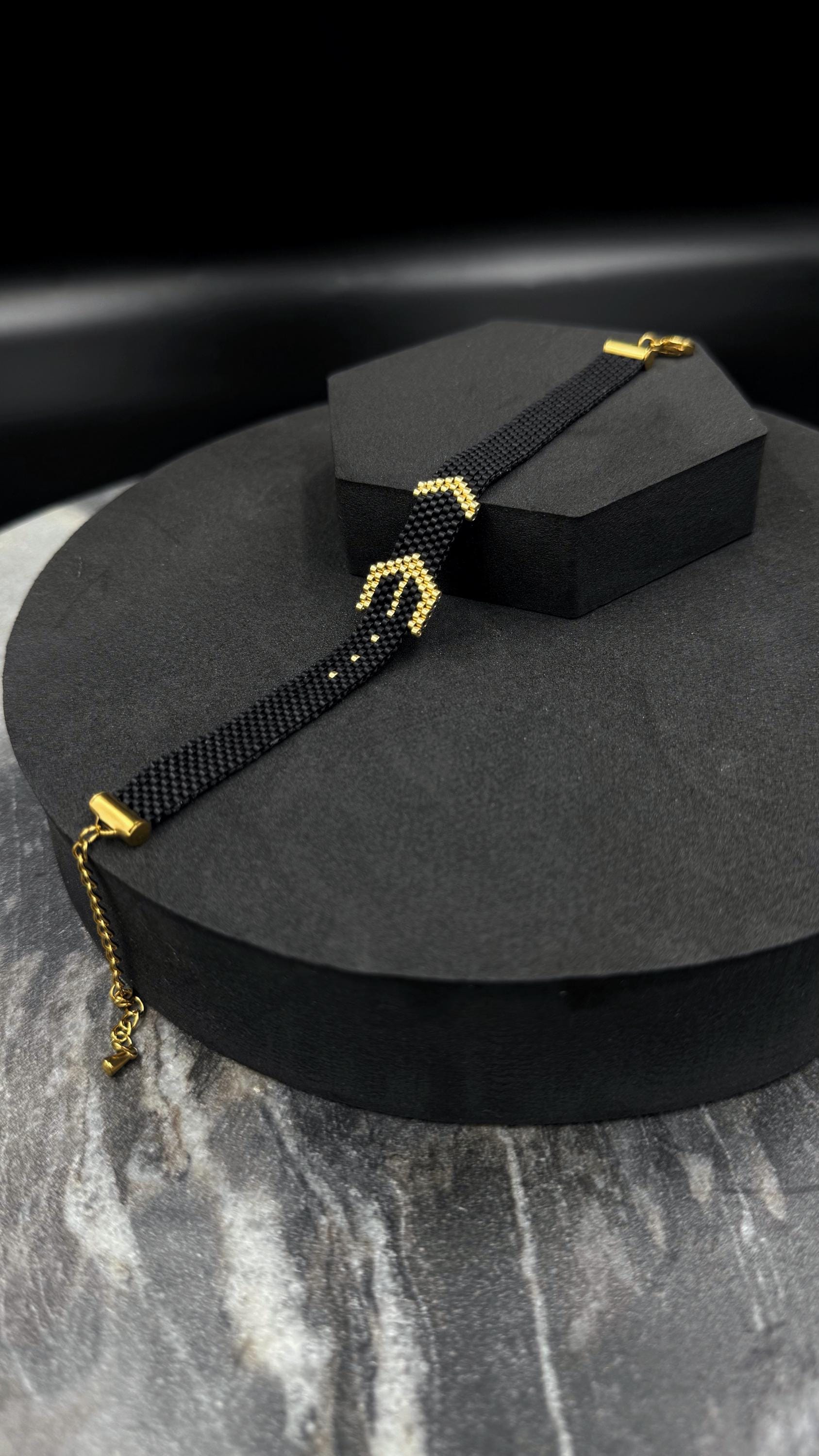 Schwarz & Gold Perlen Gürtel Armband Handgemachter Statement Schmuck von ArtanaBeads