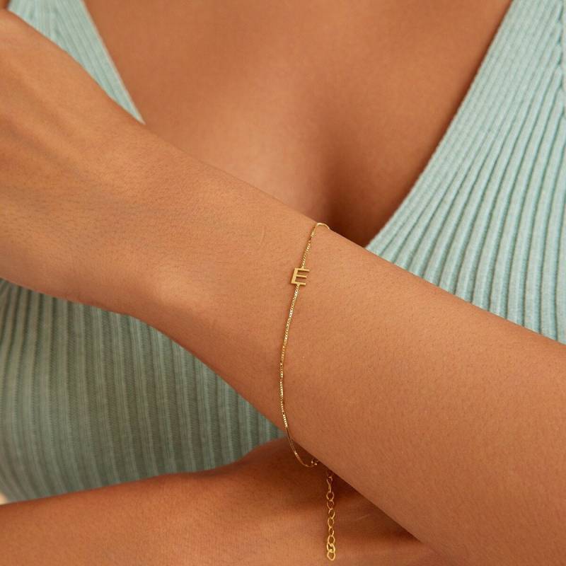 Benutzerdefinierte Initial Armband, Seitenbuchstabe Verstellbare Buchstaben Charm Armband Auf Box Kette, Minimalist Schmuck, Weihnachtsgeschenke von ArtandCraftsJewelry