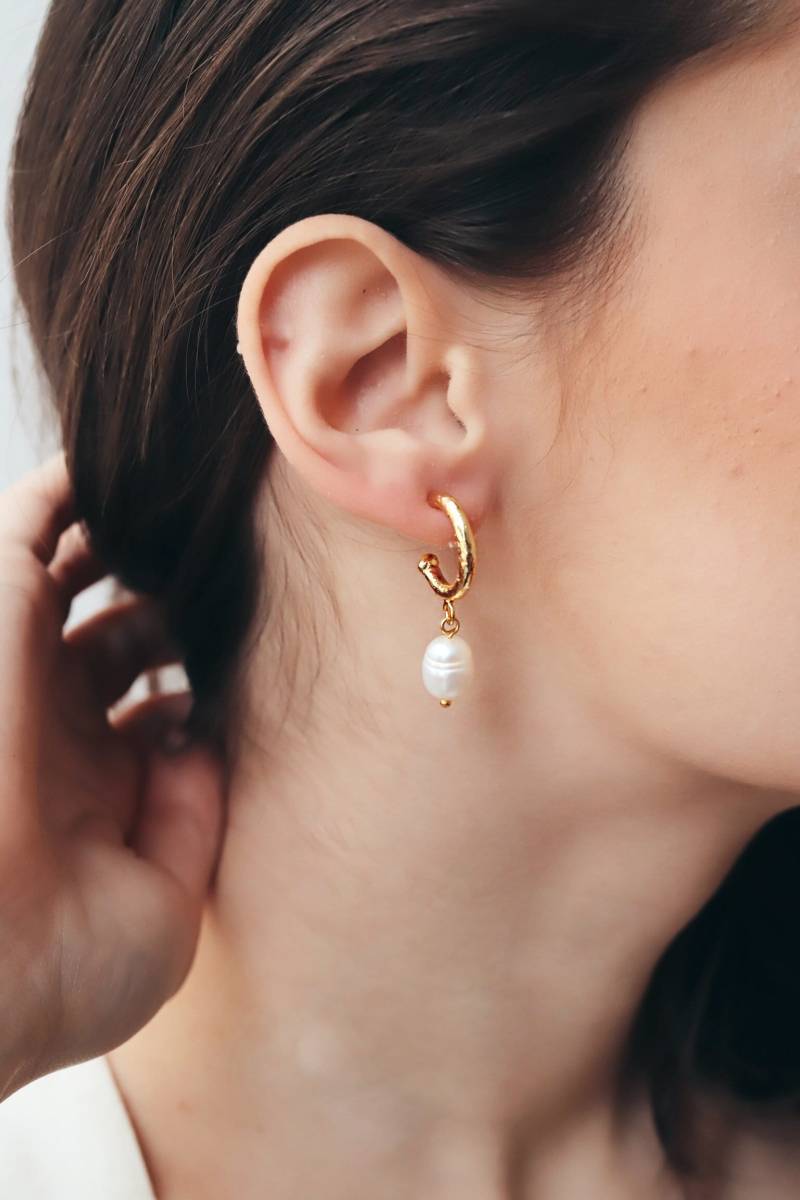 Echte Weiße Perlenohrringe, Minimale Creolen, Süßwasserperle, Weihnachtsgeschenke, Geschenk Für Sie von ArtandCraftsJewelry