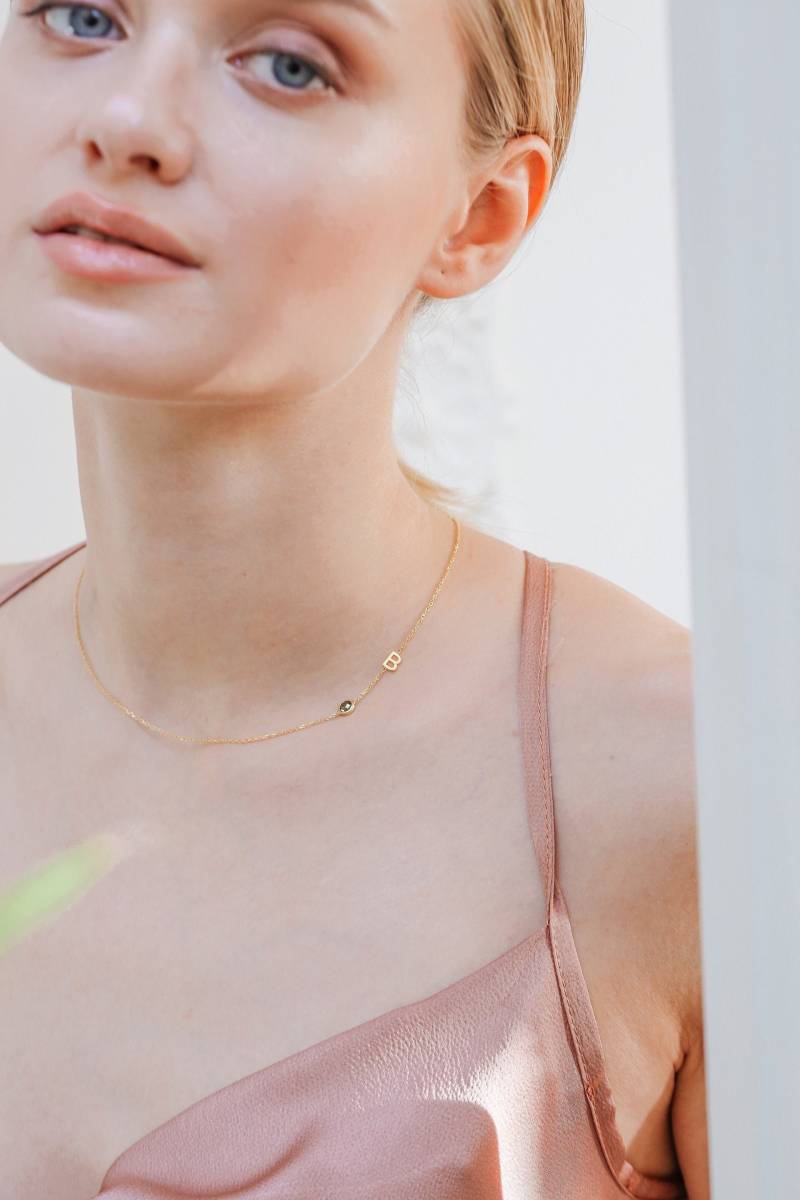 Extra Kleine Initial Halskette, Birthstone Side Elegante Statement Weihnachtsgeschenke von ArtandCraftsJewelry