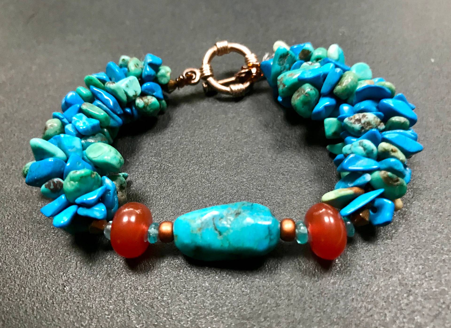 Gewebtes Türkis-Chip-Armband, Karneol-Akzent-Perlen, Kupferverschluss von ArtandtheDivine