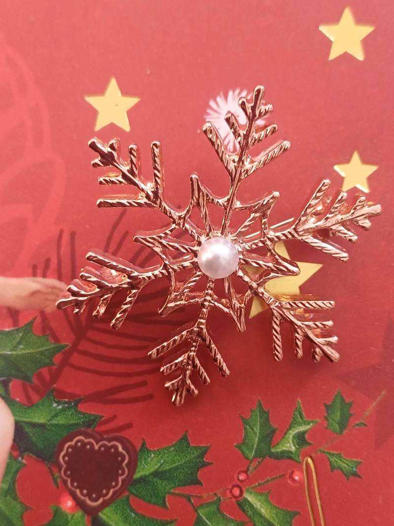 Eine Superschöne Brosche Schneeflocke Snowflake Rot Goldig Schmuck Weihnachten von ArtbyCarlotta