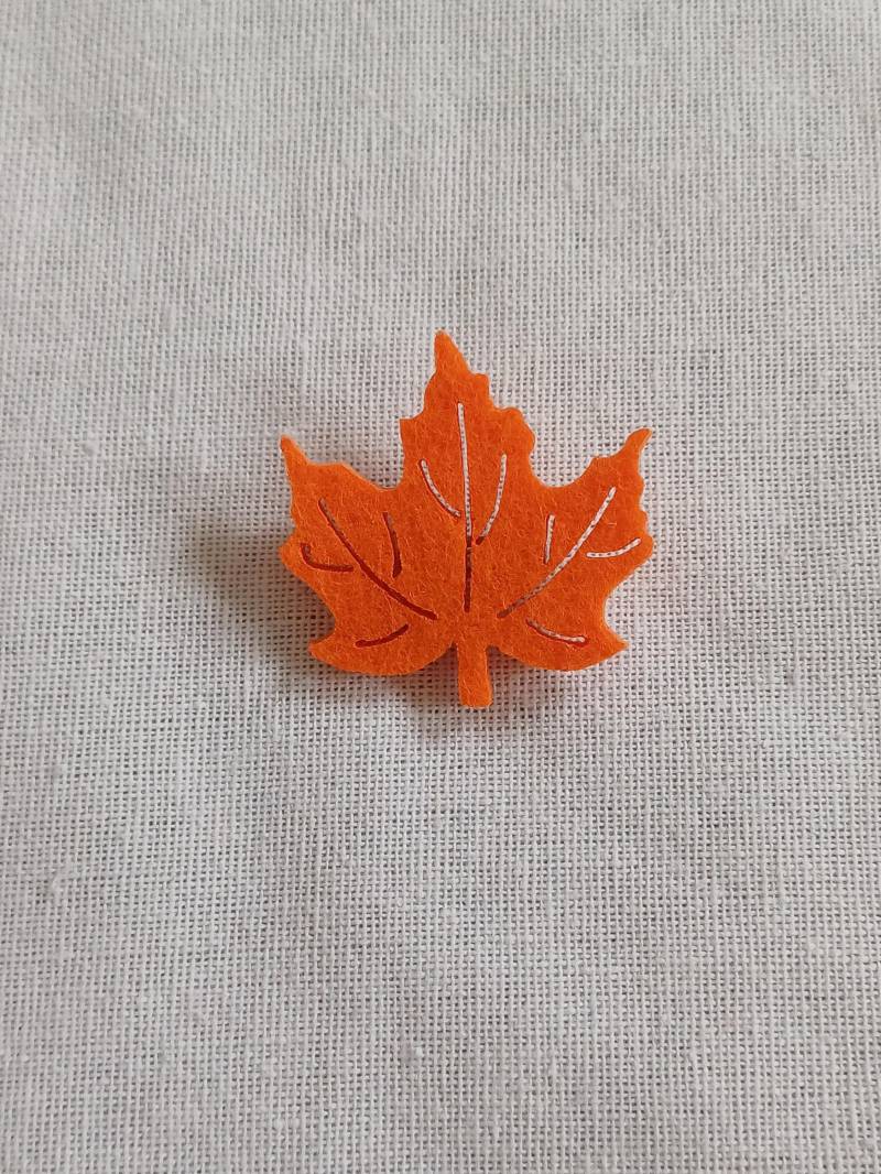 Eine Wunderschöne Brosche Anstecknadel Blatt Filz Orange von ArtbyCarlotta