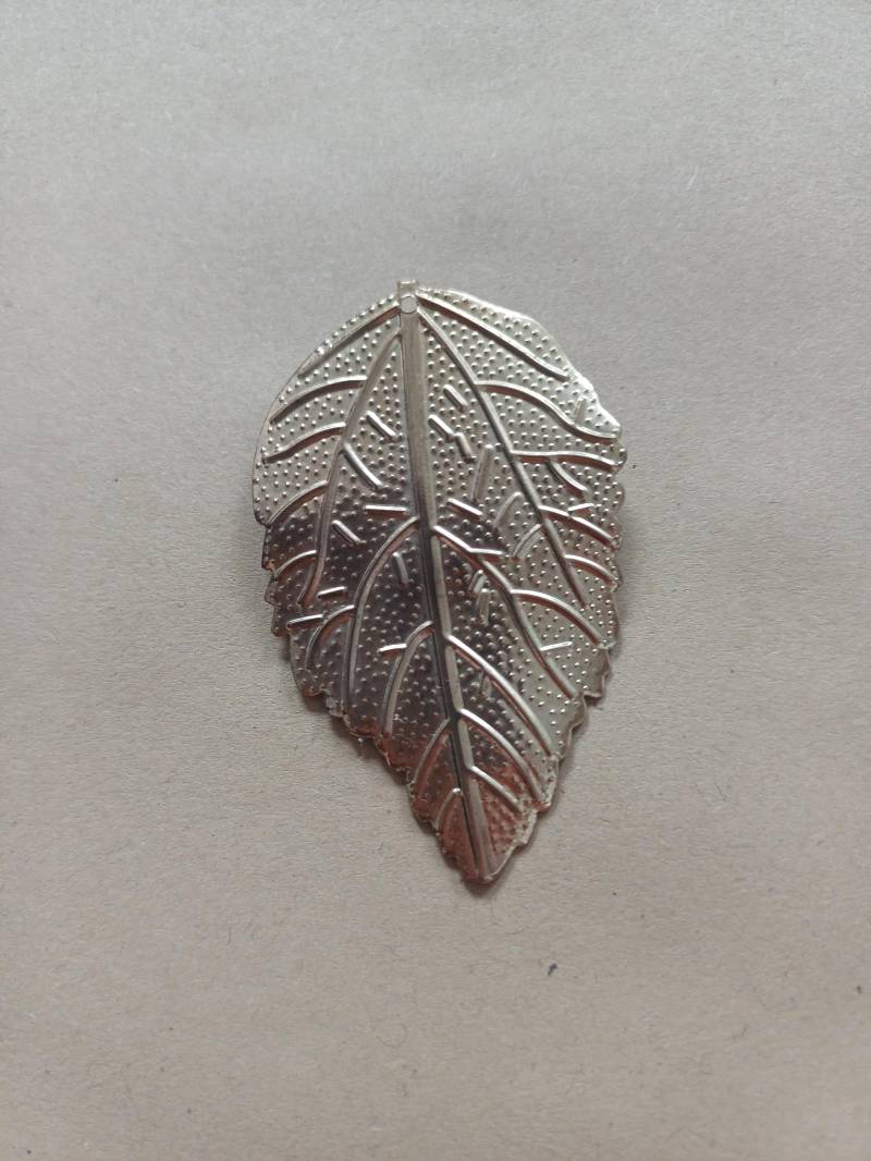 Eine Wunderschönes Blatt Brosche Anstecknadel Goldfarbene von ArtbyCarlotta