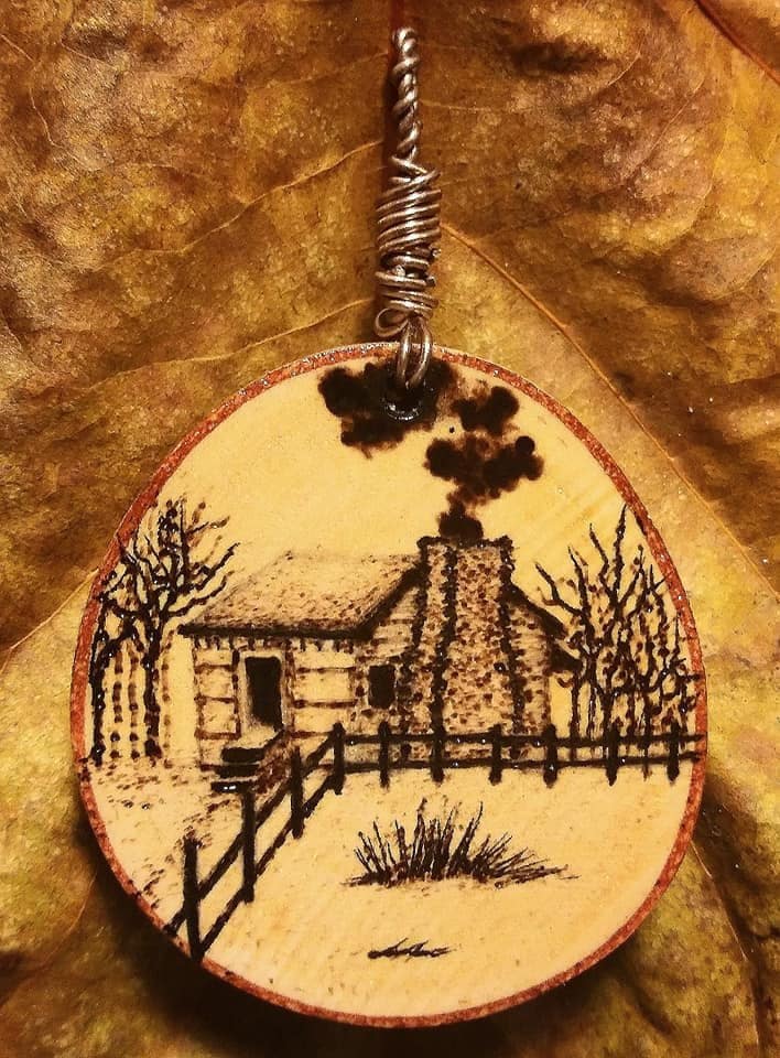 Hütte Im Wald Gebrannter Holzanhänger/Versandfertig Hütte Im Wald Gebrannter Holzanhänger/Versandfertig von ArtbyFezziwigs