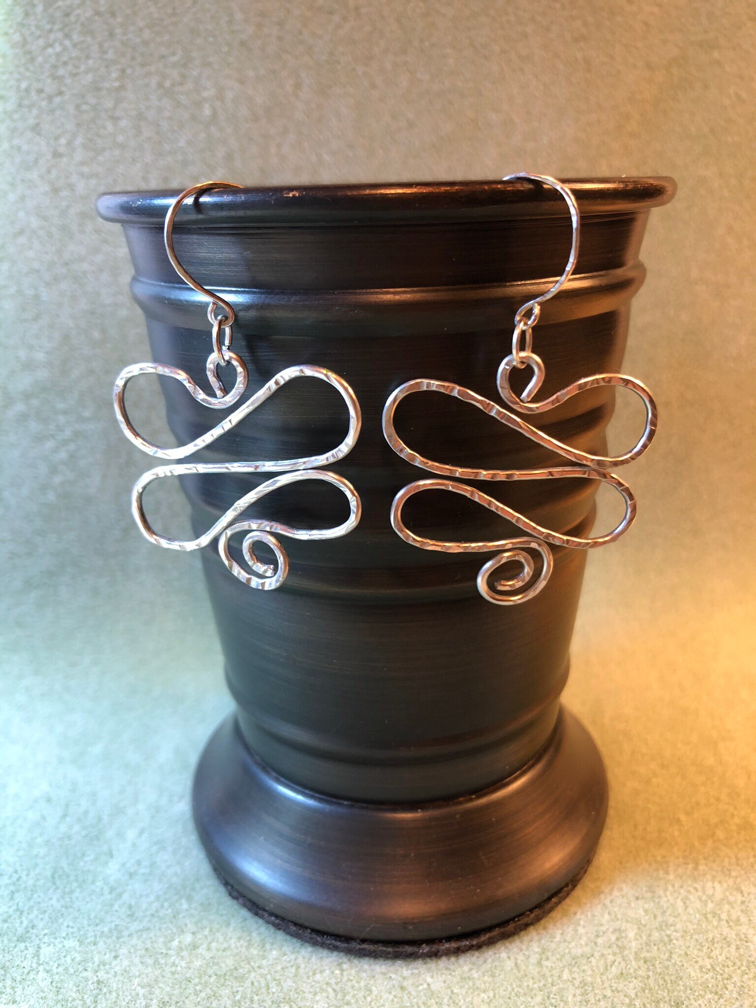 Ohrringe in Hammerd Aluminium Oder Kupfer Draht von ArtbyLawrie