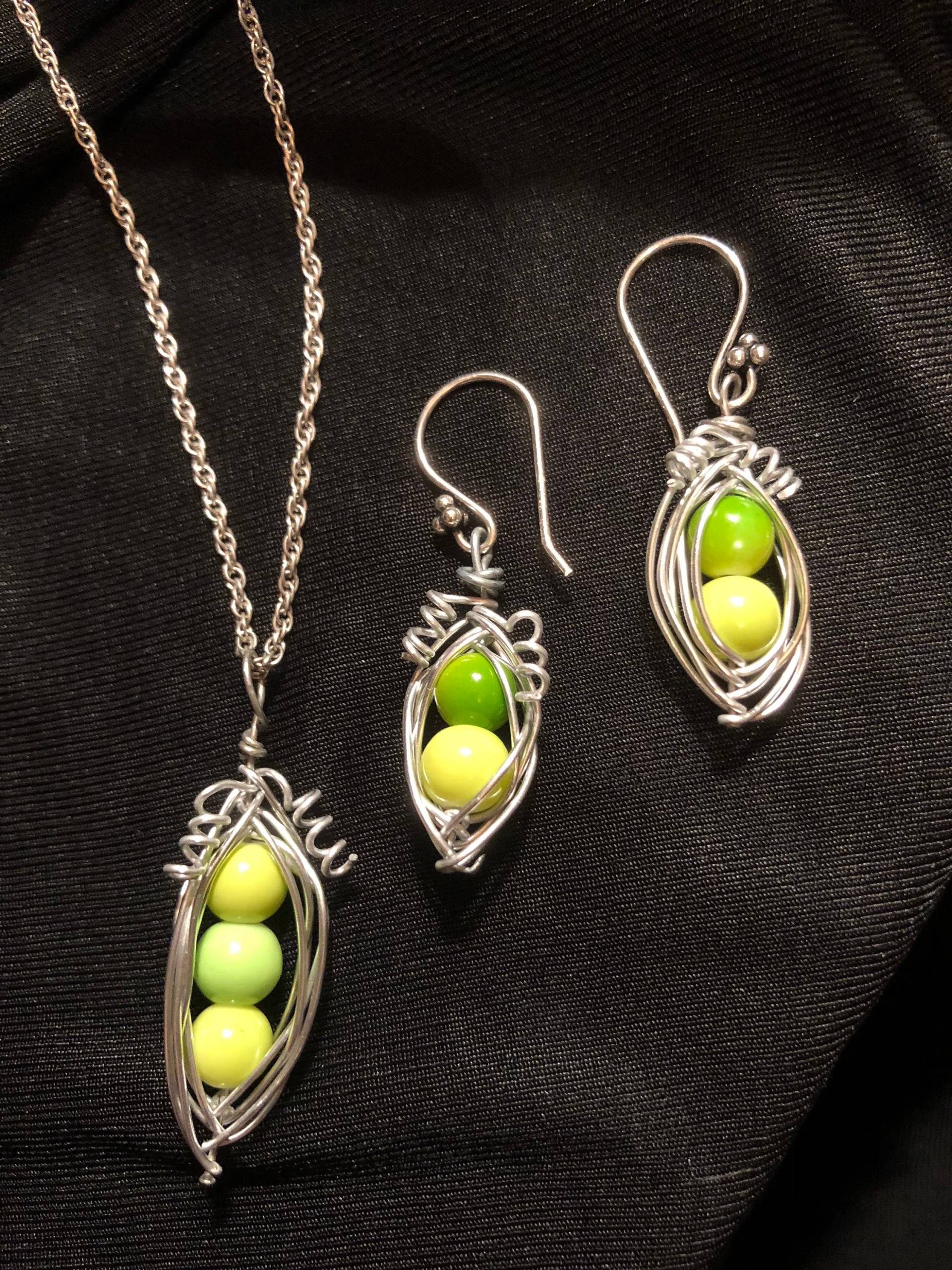 Silber Und Grünen Erbsen in Einem Pod Halskette & Ohrringe Set Auf Oder Seide von ArtbyLawrie