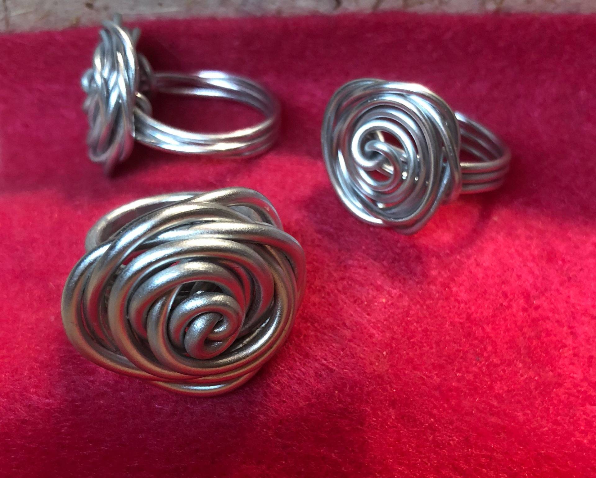 Twisted Wire Rose Ring, Leichtes Aluminium, Auf Bestellung in Ihrer Größe von ArtbyLawrie