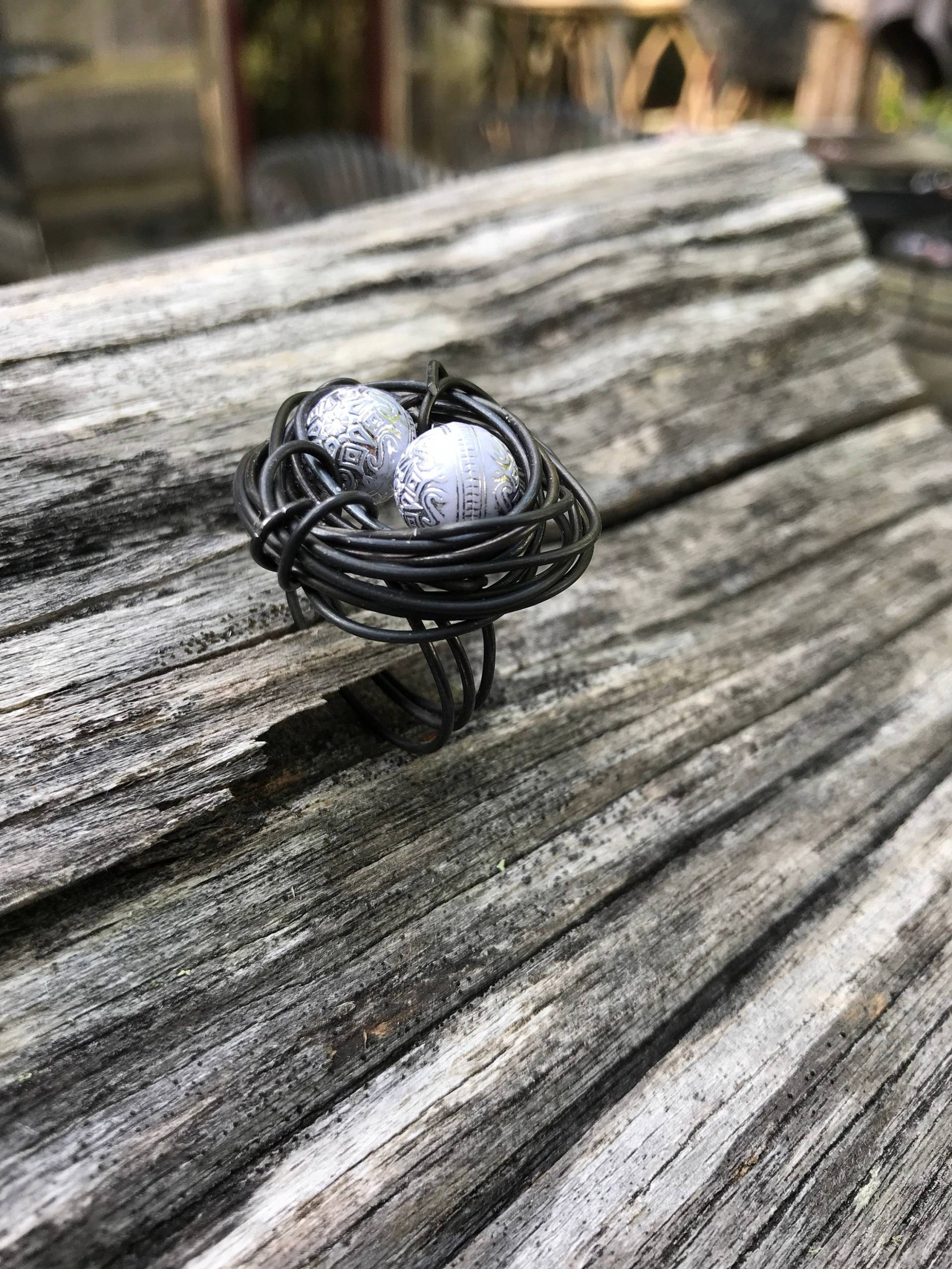 Vögel Nisten Bronzenen Ring, Silber Weiße Perlen von ArtbyLawrie