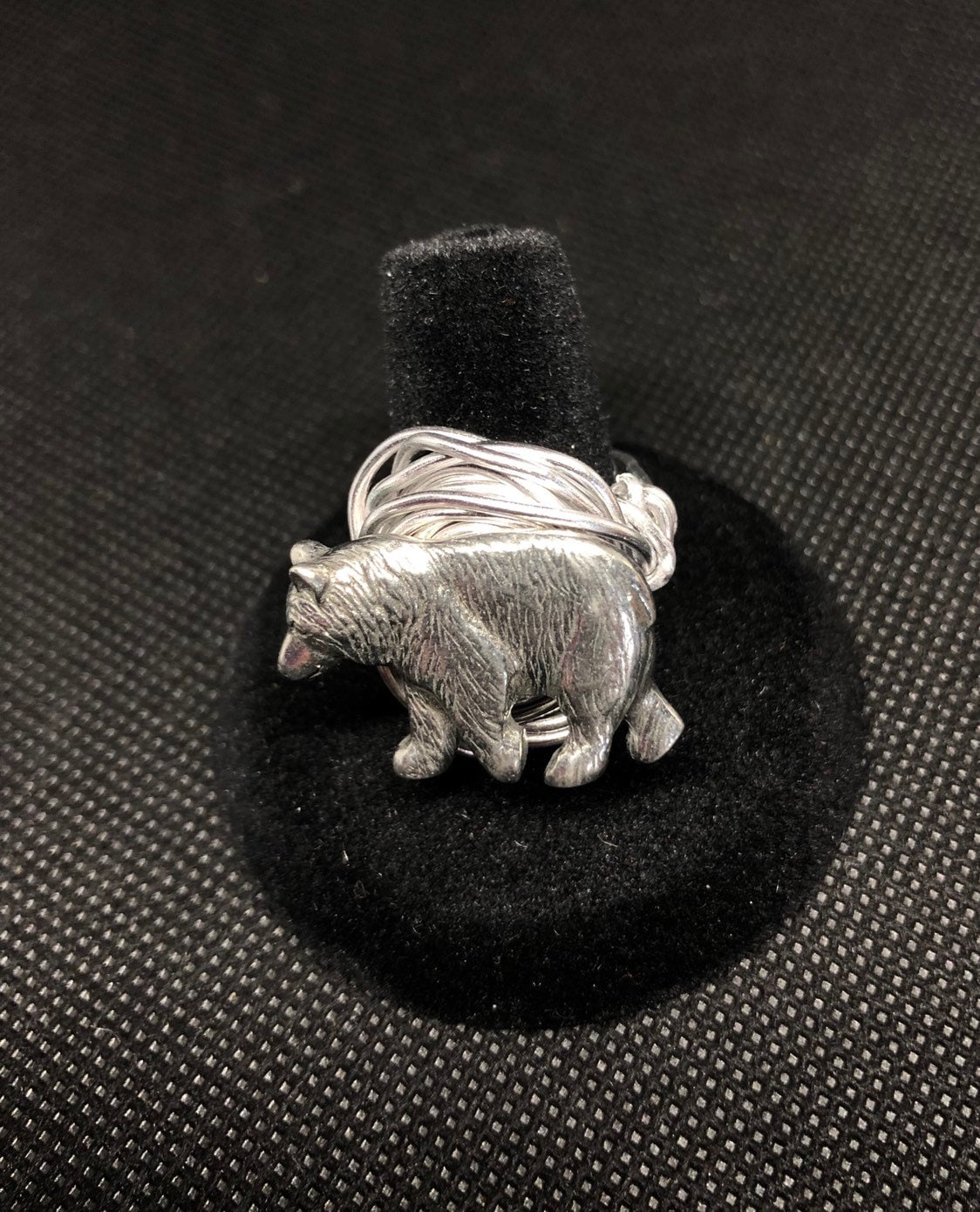 Zinn Bär Ring Auf Gedrehtem Draht Nicht Anlaufendes Aluminium von ArtbyLawrie