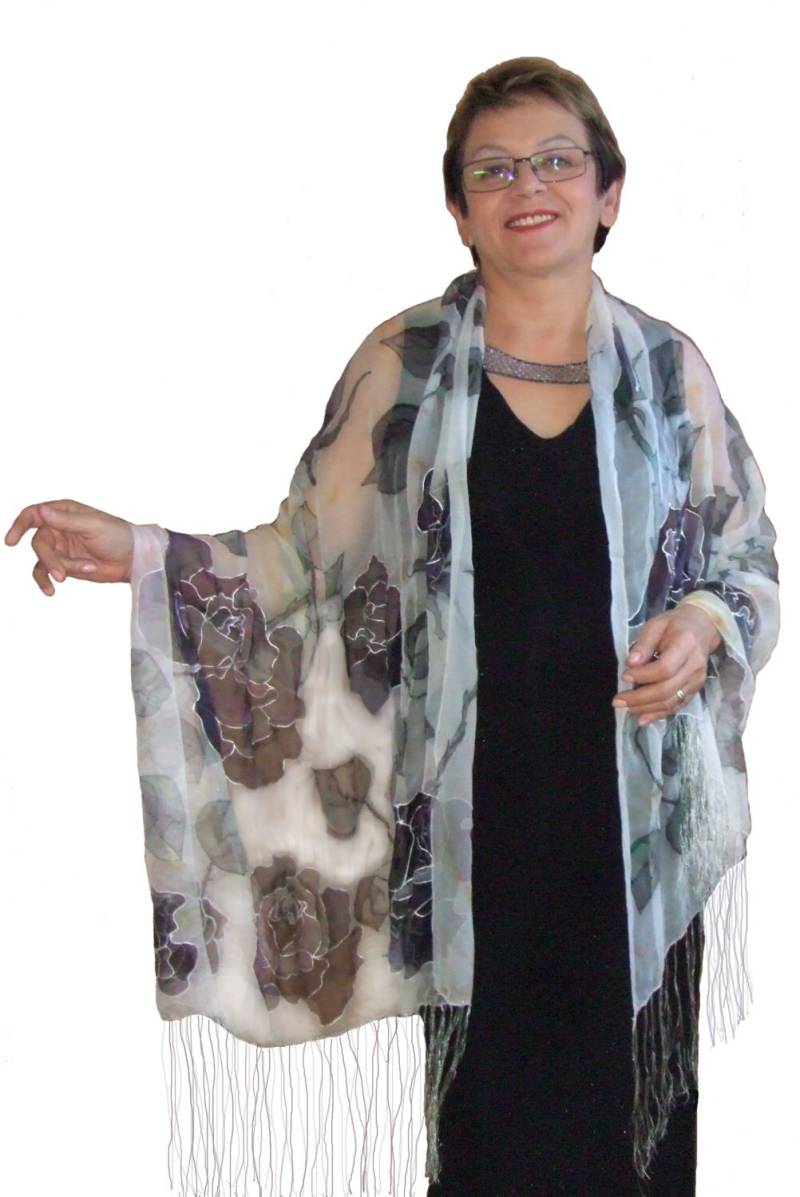 Seiden Schal Rosen Auf Weiß Handbemalt Machen Wickeln Hijab Schleier Dupatta Exklusive Wearable Kunst Lange Große Mit Fransen Bestellen von ArtbyLora