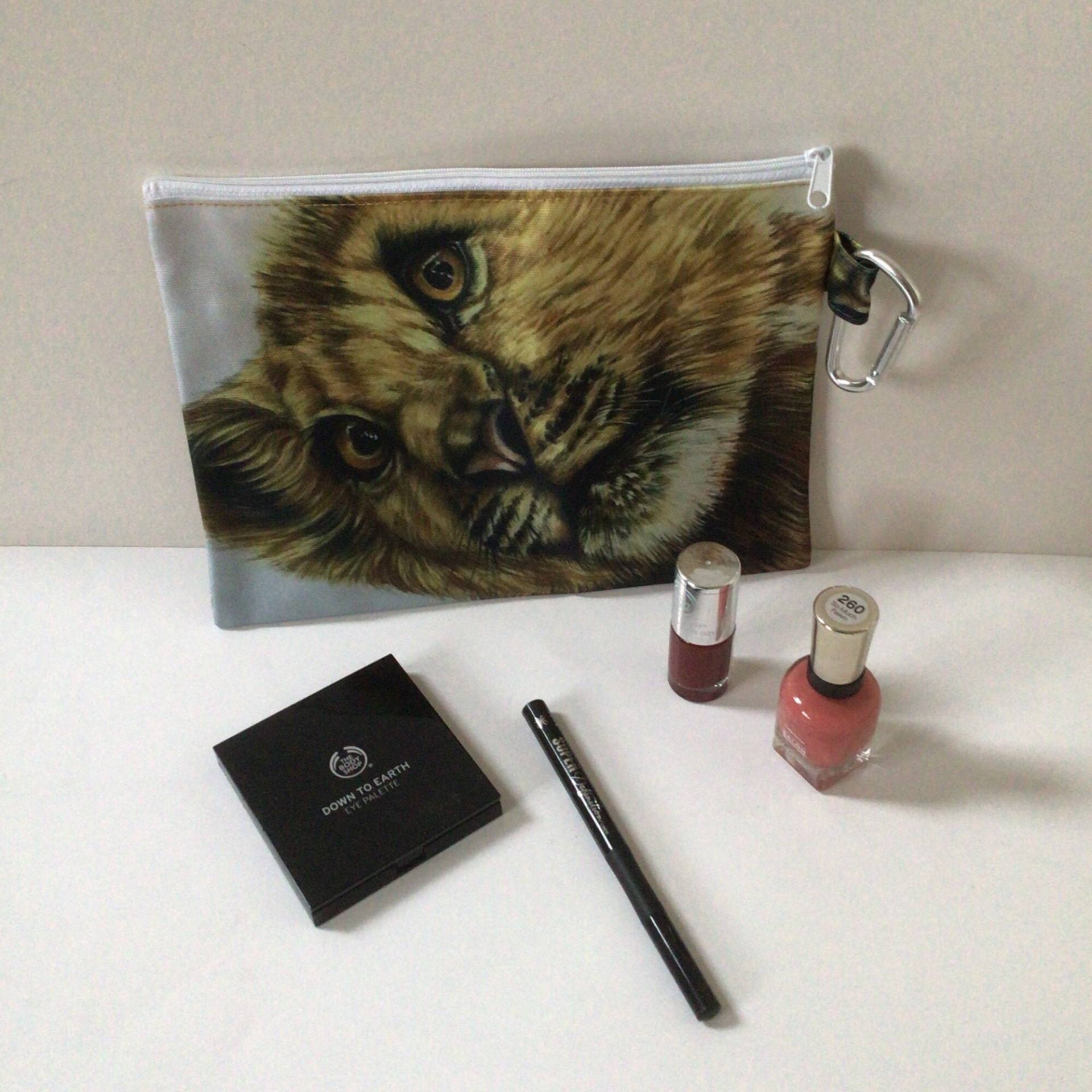 Löwenjunges Federmäppchen Wildlife Kosmetiktasche, Geschenk Für Tierliebhaber Löwenjunges Federmäppchen Wildlife Kosmetiktasche, Geschenk Für Tierliebhaber von Artbythree