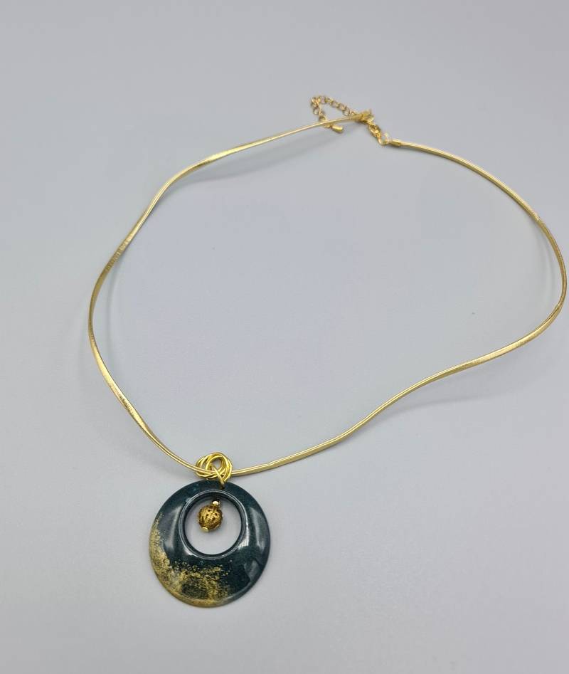 Kette Aus Gießharz Mit Goldenem Kunstlederband, Vergoldet von ArteLeone