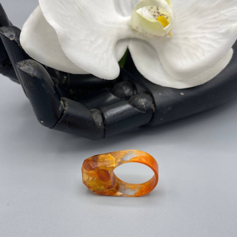 Ring Aus Gießharz Mit Bernstein Ring Aus Gießharz Mit Bernstein von ArteLeone
