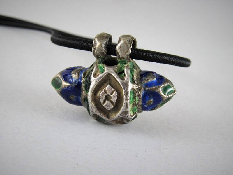 Halskette Mit Alten Silber Anhänger Und Nagellack - Multan Pakistan Halskette Mit Alten Silber Anhänger Und Nagellack - Multan Pakistan von ArteOrientaleBologna