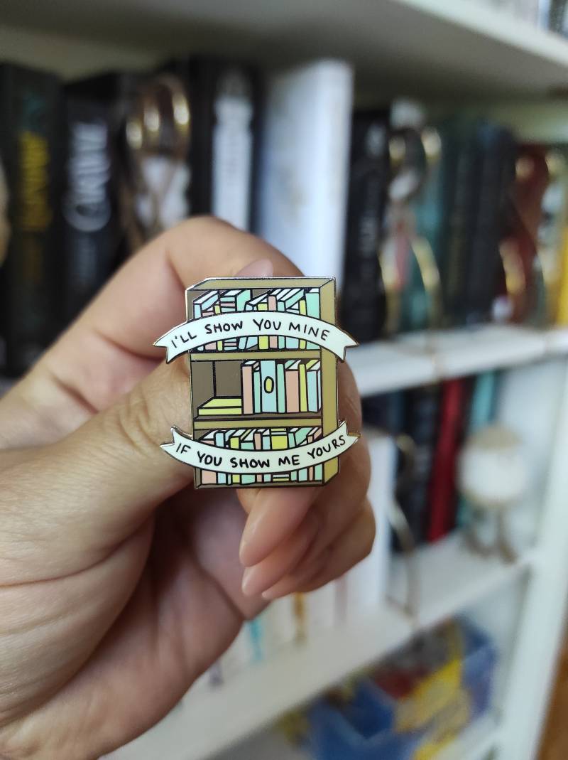 Emaille Pin - Bücherregal von ArtemisundWanda