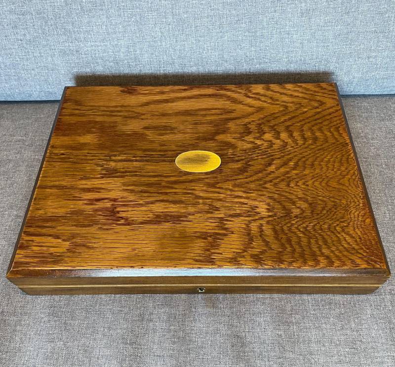 Alte Rechteckige Flache Holzkiste Mit Messingmedaillon von ArtemixDesignSuisse