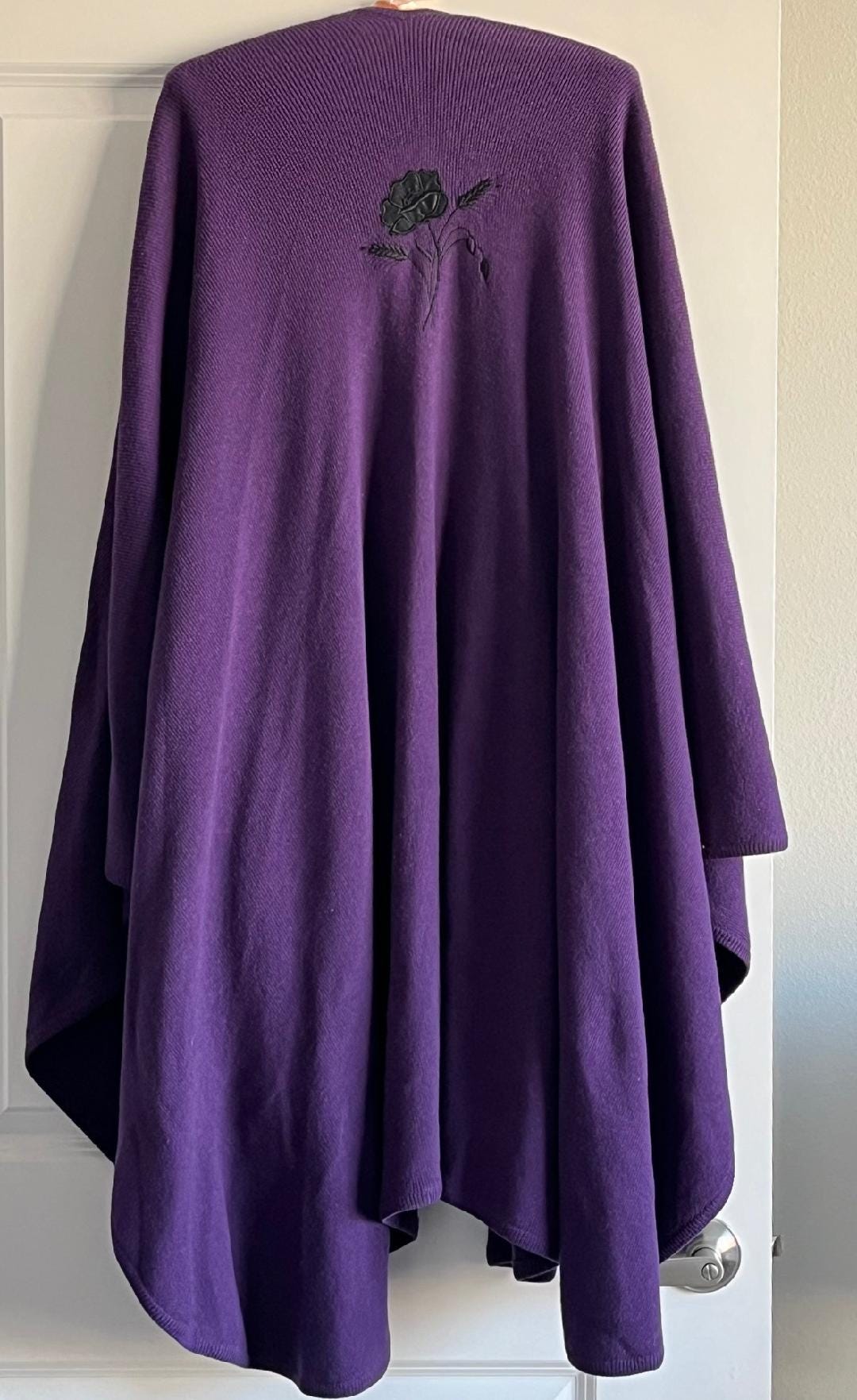 Seltener Fund Vintage 1950S 100% Kaschmir Schal Mit Schwarzer Rosen Applikation Aus Schottland Seltener Fund Vintage 1950S 100% Kaschmir Schal Mit Schwarzer Rosen Applikation Aus Schottland von Artempo