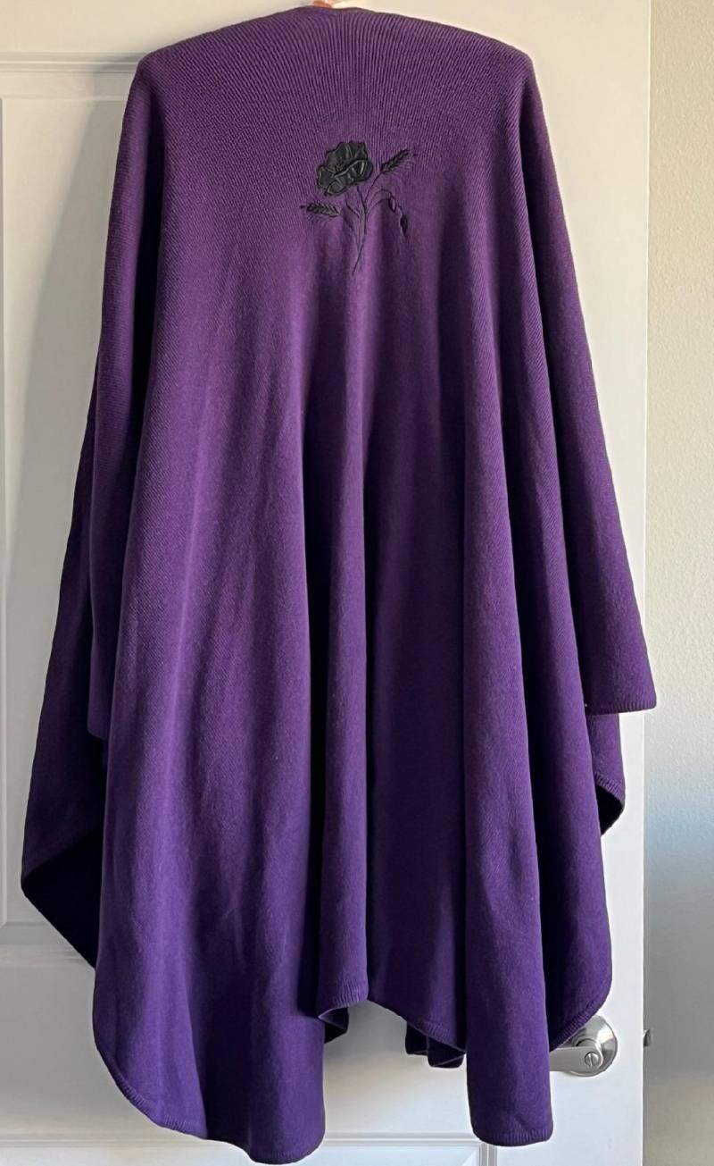 Seltener Fund Vintage 1950S 100% Kaschmir Schal Mit Schwarzer Rosen Applikation Aus Schottland Seltener Fund Vintage 1950S 100% Kaschmir Schal Mit Schwarzer Rosen Applikation Aus Schottland von Artempo