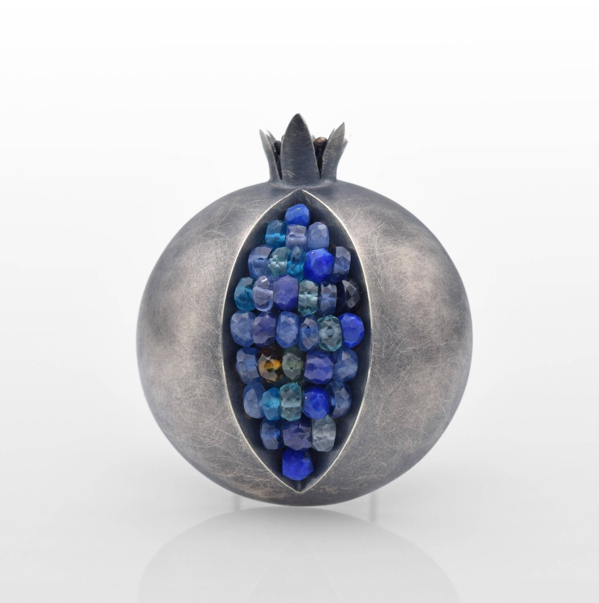 Granatapfel Brosche - Blauer Saphir Silber Schmuck Edelstein Anstecknadel von Artesserae
