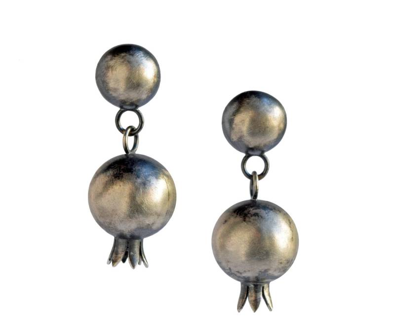 Granatapfel Ohrringe - Silber Oxidierte Silberohrringe Rohsilber Rustikale Ohrstecker Go To von Artesserae