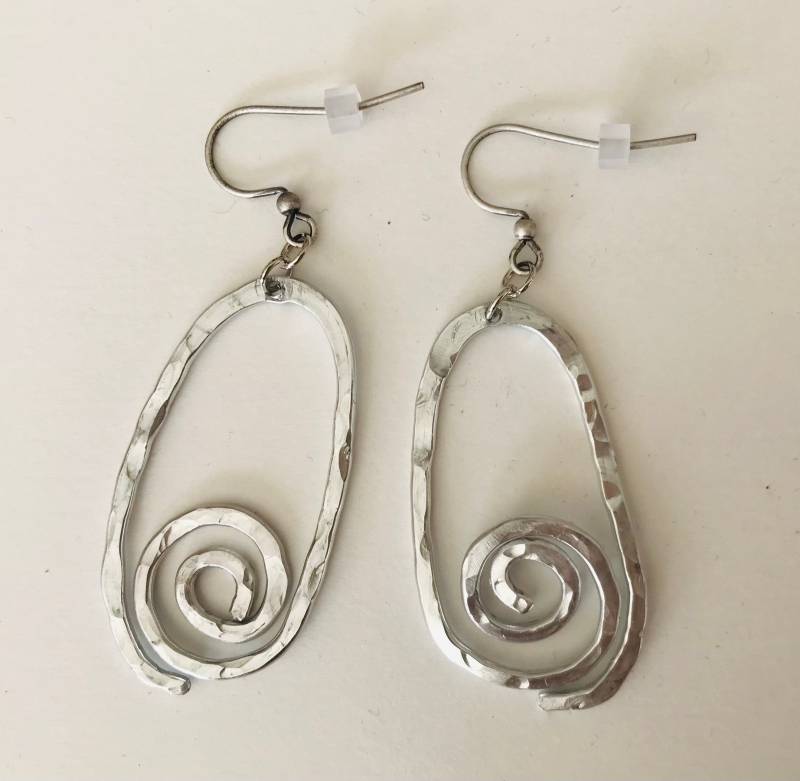 Aluminiumdraht Gewickelte Hammered Swirl Ohrringe von ArtfulEndeavor