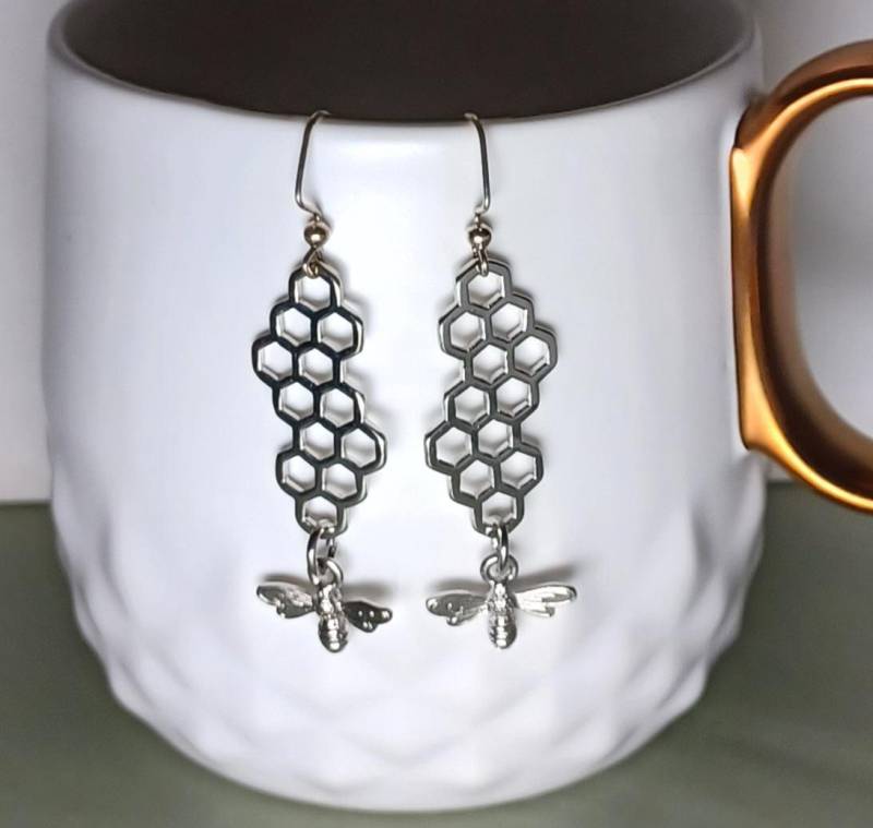 Ohrringe Mit Einer Biene Und Wabe | Imkerei, Sherlock Holmes von ArtfulPippinLLC