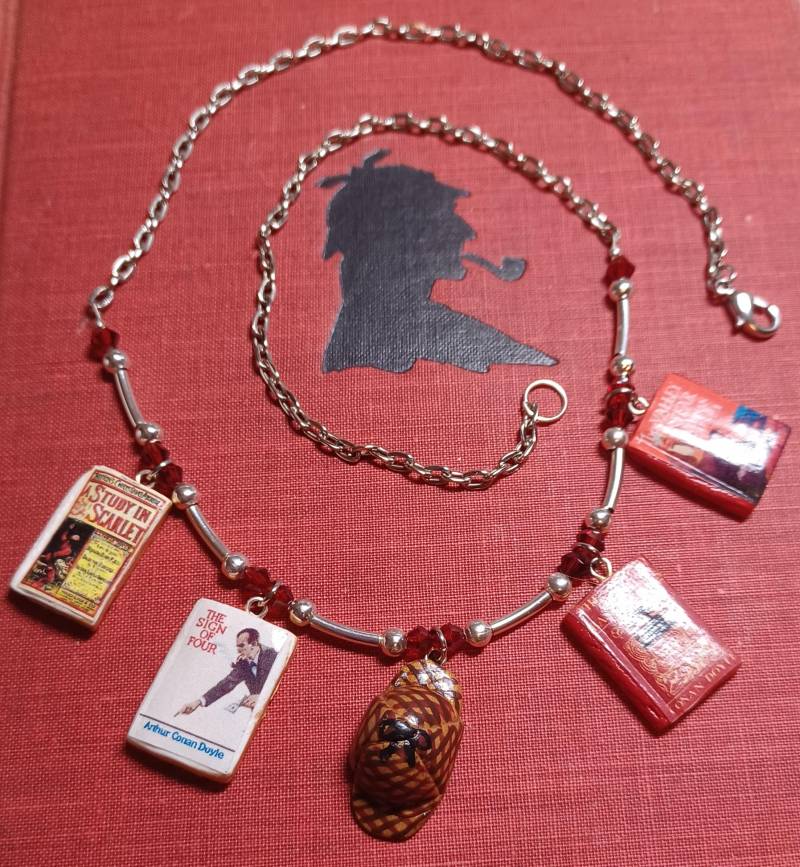 Sherlock Holmes Anhänger Halskette Die Romane Eine Studie in Scharlachrot, Das Zeichen Der Vier, Der Hund Baskervilles, Tal Angst von ArtfulPippinLLC