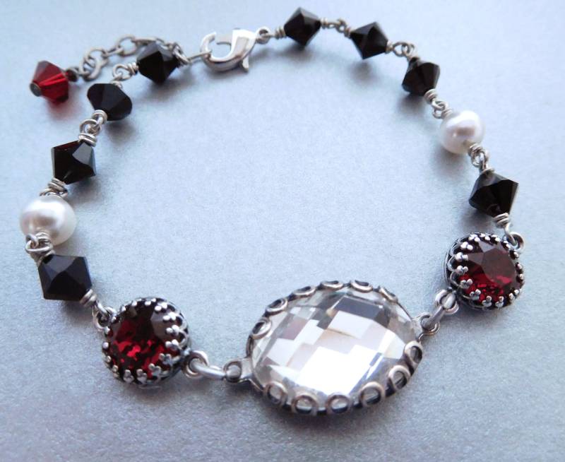 Rot Schwarz Armband, Perlenkette, Strass Klares Glas Mitte Stein, Rote Kristallsteine, Jet-Kristall, Antik Silber, Perlenschmuck von ArtfulTrinkets1