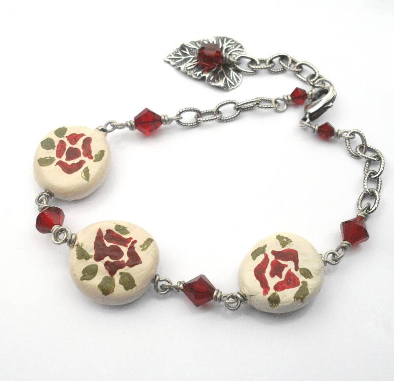 Ton-Perlen-Armband, Bemalte Rosen Rot Auf Creme, Rote Kristall Armband, Antike Silberkette, Blatt Baumeln, Handgemachte Perlen Ton Schmuck von ArtfulTrinkets1