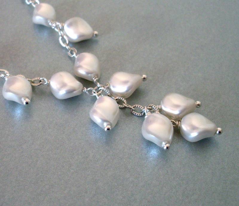 Weiße Perle Y Halskette, Blütenblatt Form Baumeln Kette Kaskadierende Tropfen, Silber Vergoldet, Blumige Weiße Brautschmuck von ArtfulTrinkets1