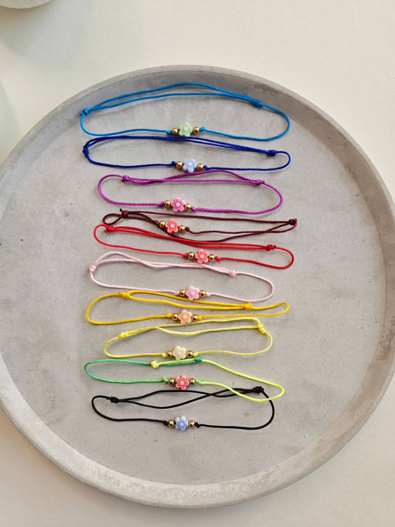 Doppelpack Freundschaftsarmbänder Mit Blümchenperle 12 Bandfarben, 7 Blumenfarben, Verstellbare Größe, Perfektes Geschenk von ArtiLizzi