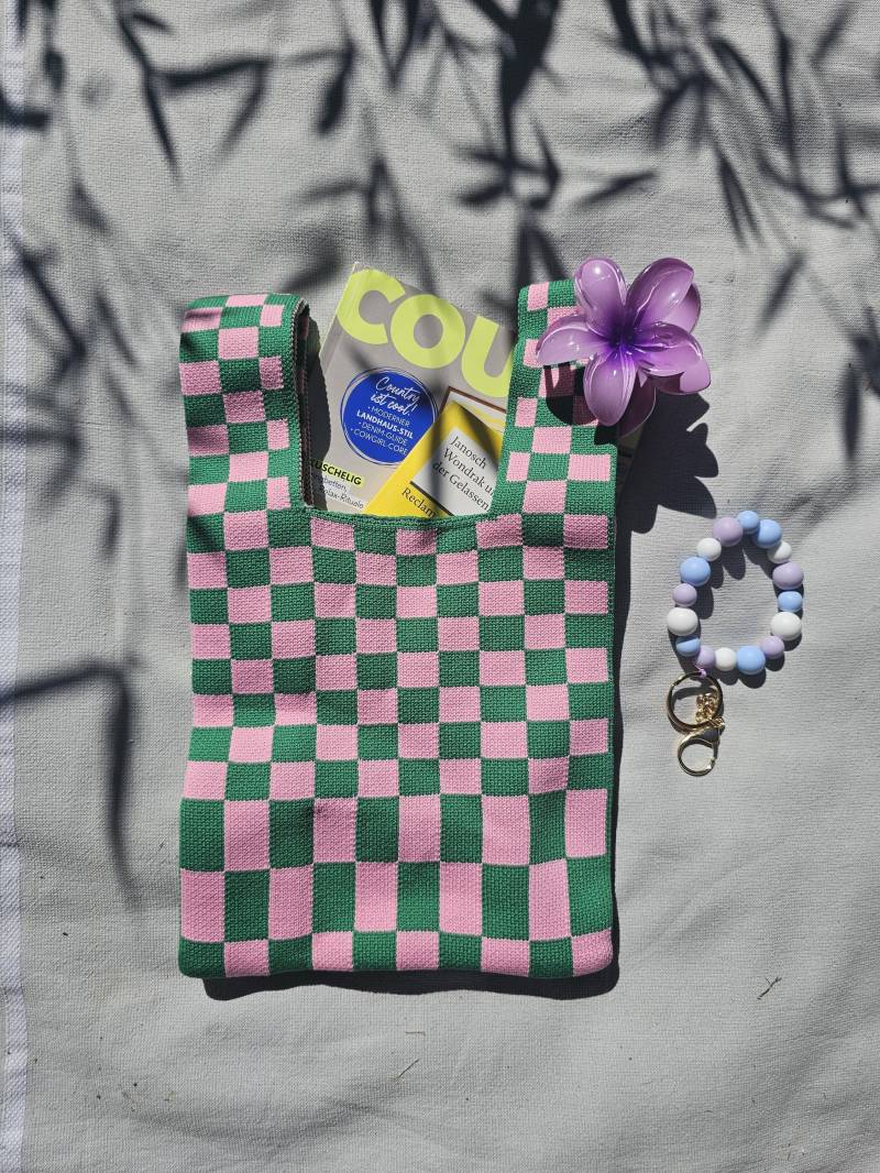 Gestrickte Handtasche Bunte Farben - Häkeltasche Henkeltasche Klein Gehäkelt Gestrickt Kariert Schachbrett Viele Motive 35cm × 20cm von ArtiLizzi