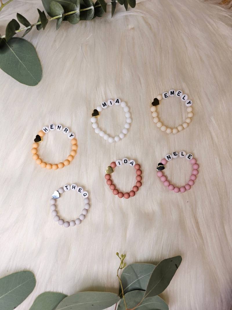 Personalisierte Perlenarmbänder Für Kinder Und Babys Zur Geburt Oder Taufe von ArtiLizzi
