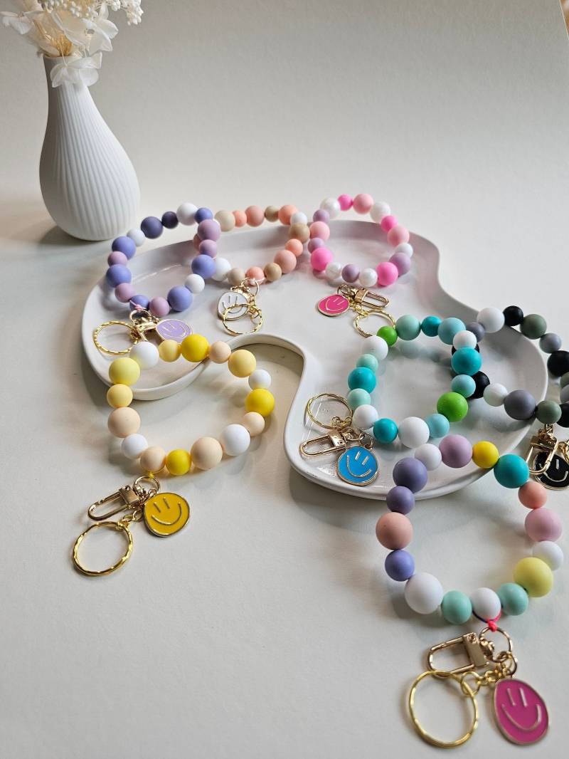 Schlüsselanhänger Armband Silikonperlen in Wunschfarben Mit Smileyanhänger von ArtiLizzi