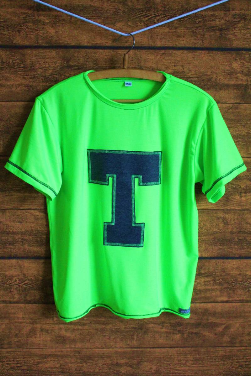 Kurzarm "T - Shirt" Für Jungen Und Mädchen, Neongrünes Kurzarmshirt Mit Trendigem Appliziertem Buchstaben, Erhältlich Ab Größe 122/128 von ArtichDesign