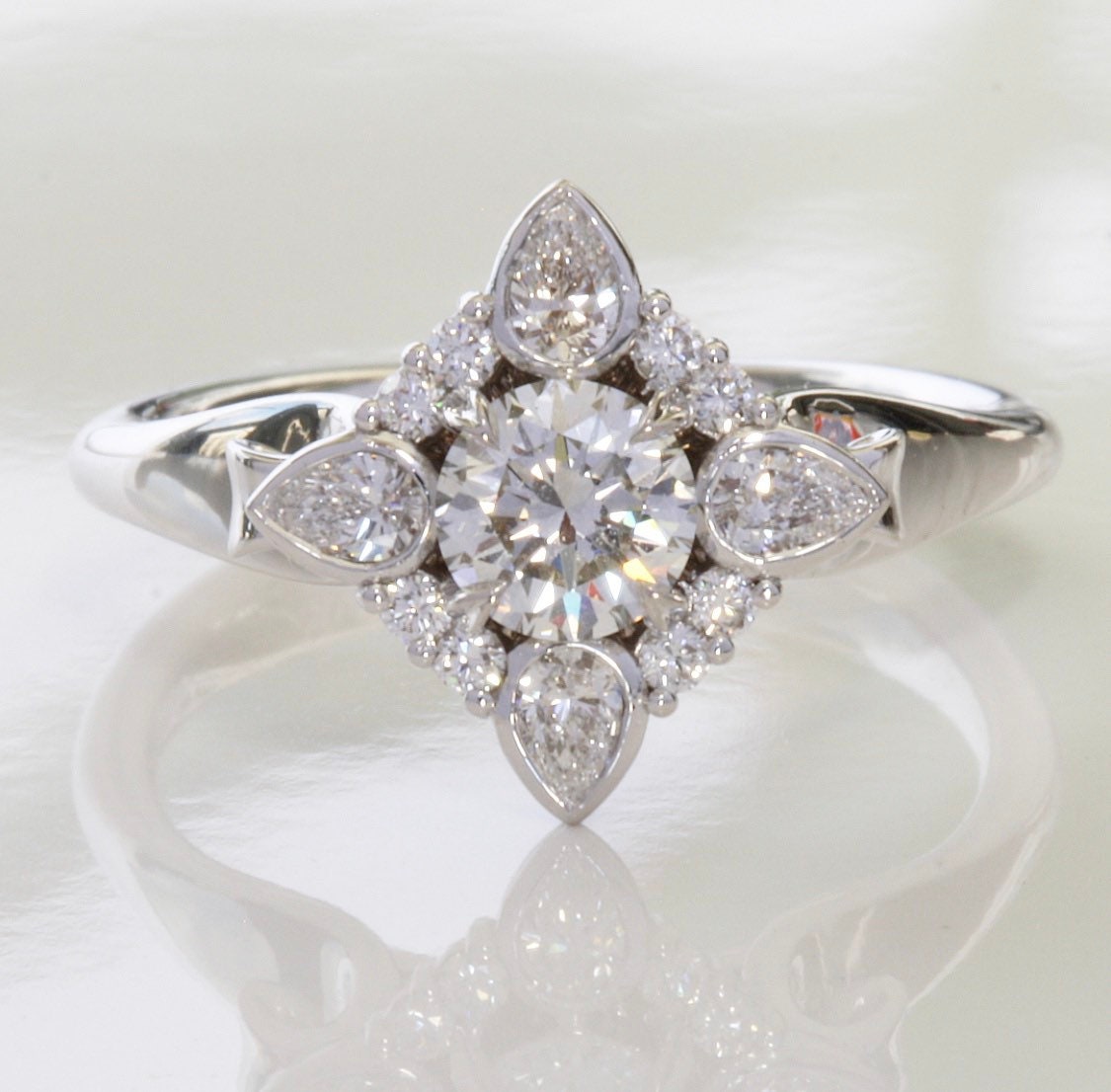 Lotus Vs Diamant Ring Lotus Vs Diamant Ring von ArticlesofGold