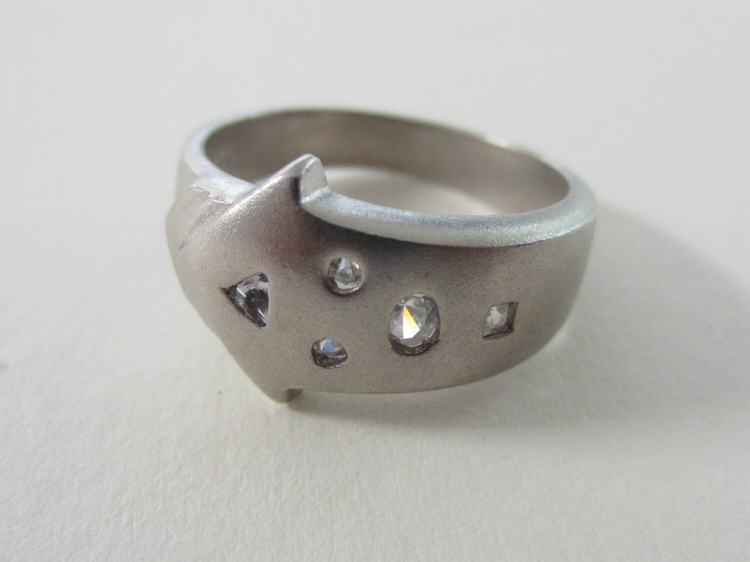 Matt Finish Sterling Silber Pfeil Ring Mit Weißem Kristall von ArtiemsVintageFinds