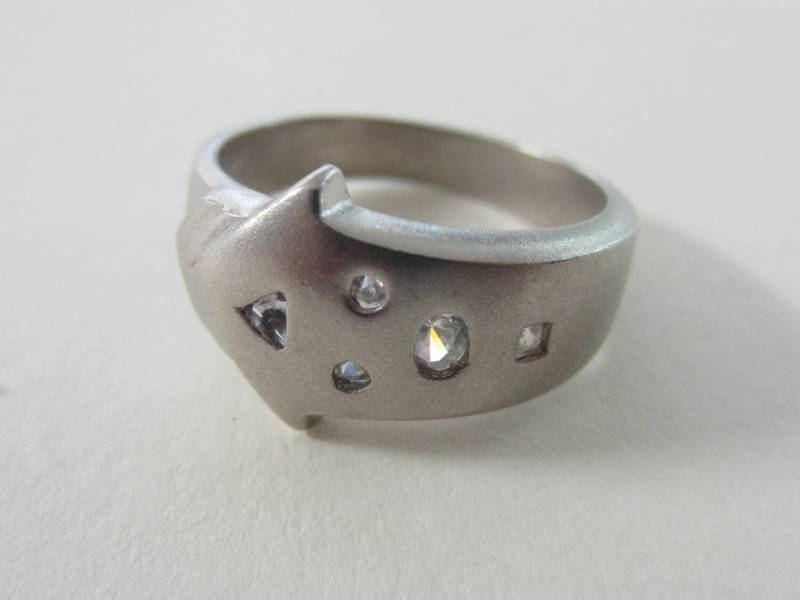 Matt Finish Sterling Silber Pfeil Ring Mit Weißem Kristall von ArtiemsVintageFinds