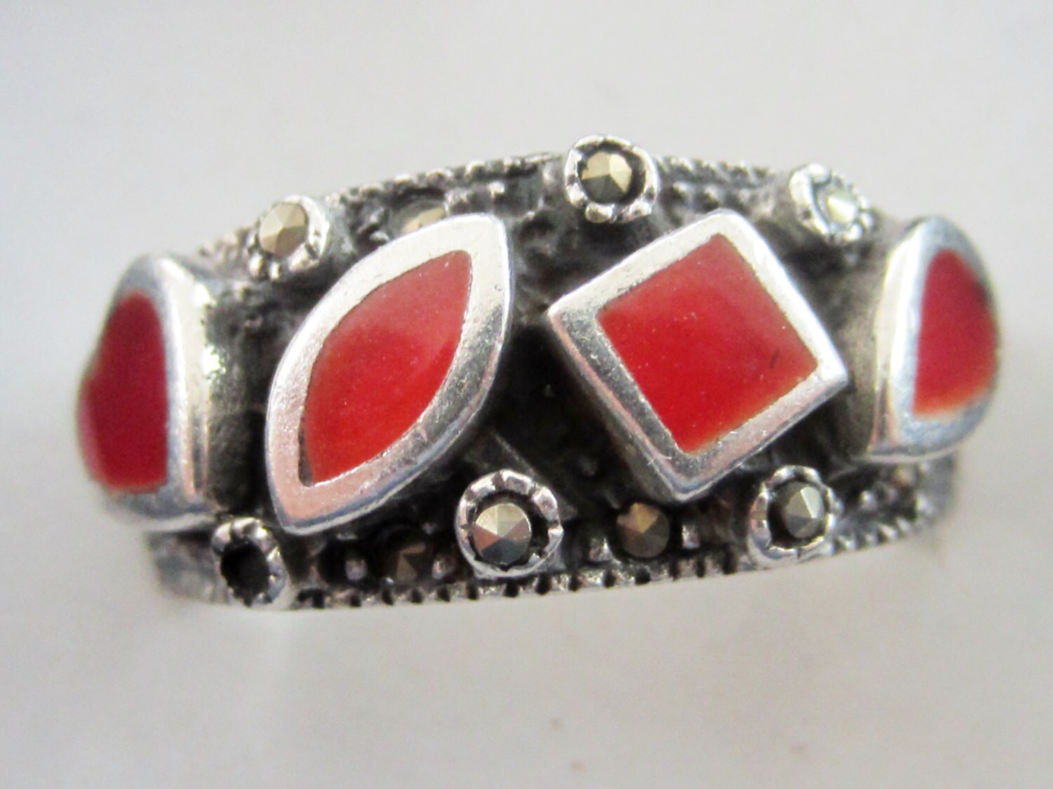 Oxidierter Silber Engagement Ring Mit 4 Ruby Red Stones; Valentinstag Ringe von ArtiemsVintageFinds