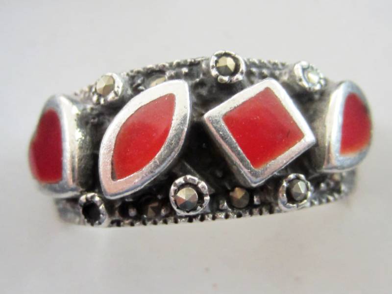 Oxidierter Silber Engagement Ring Mit 4 Ruby Red Stones; Valentinstag Ringe von ArtiemsVintageFinds