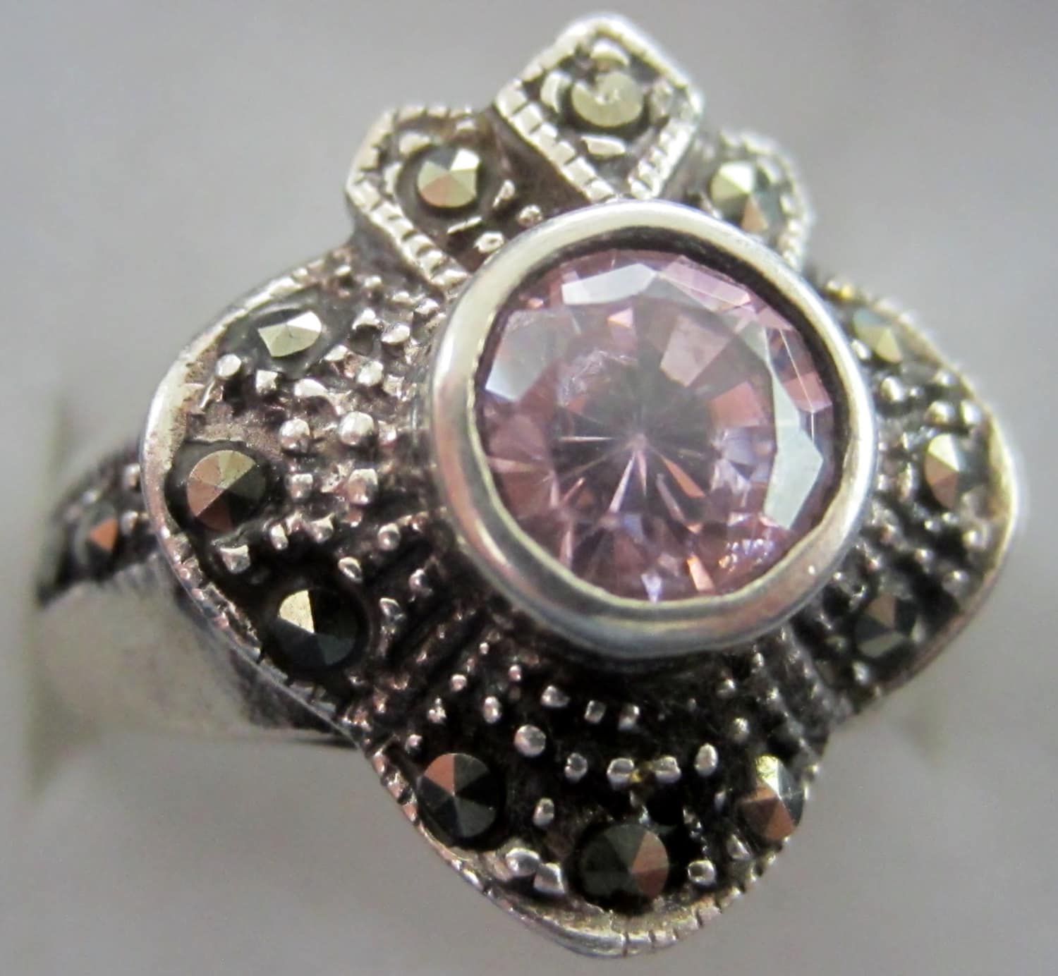 Vintage Oxidierter Silberring Mit Markasit Und Rosa Edelstein; Valentinstagsring von ArtiemsVintageFinds
