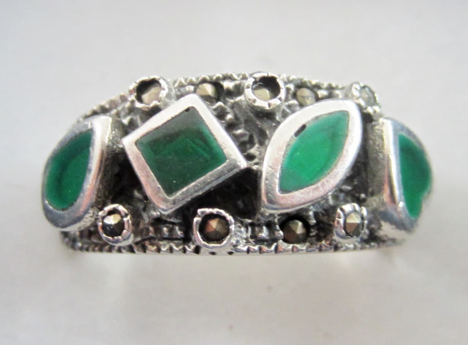 Vintage-Ring Aus Oxidiertem Sterlingsilber Mit Smaragd-Edelsteinen von ArtiemsVintageFinds