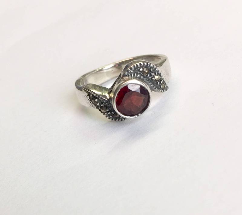 Vintage Silber Granat Ring Mit Markasiten Vintage Silber Granat Ring Mit Markasiten von ArtiemsVintageFinds