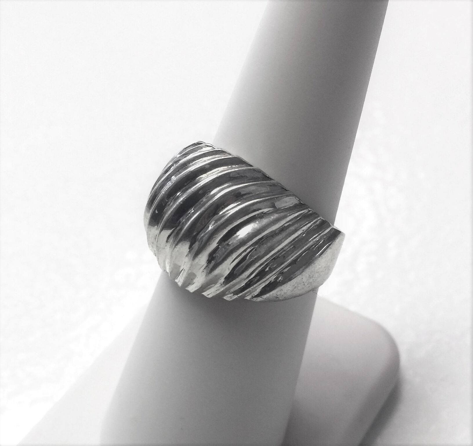 Vintage Sterling Silber Strukturierte Kuppel Ring von ArtiemsVintageFinds