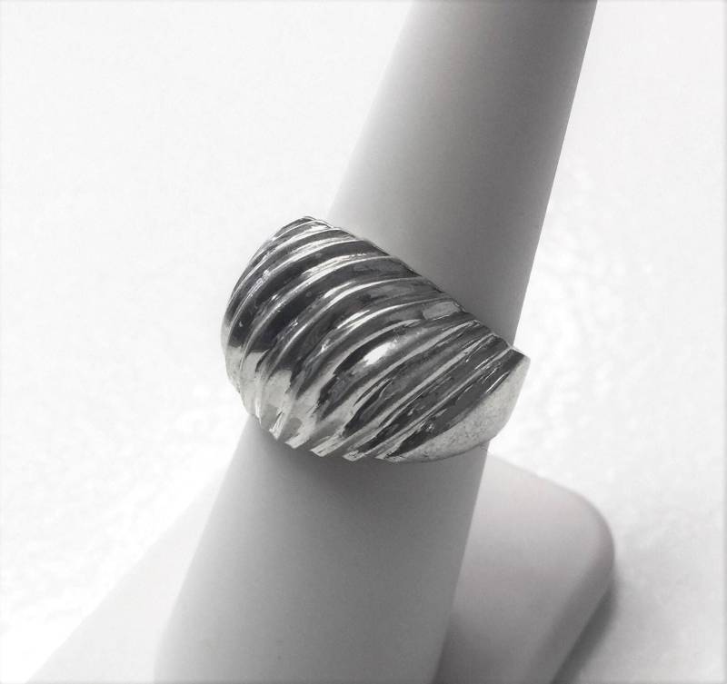 Vintage Sterling Silber Strukturierte Kuppel Ring von ArtiemsVintageFinds