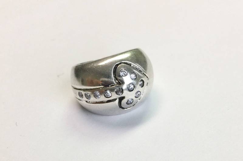 Vintage Sterling Silver Dome Pfeil Ring Mit Weißen Kristallen Vintage Sterling Silver Dome Pfeil Ring Mit Weißen Kristallen von ArtiemsVintageFinds