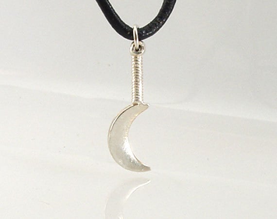 Miniatur Boline Sichel Halskette Sterling Silber Ritual Werkzeug Charm Anhänger von Artifactorium