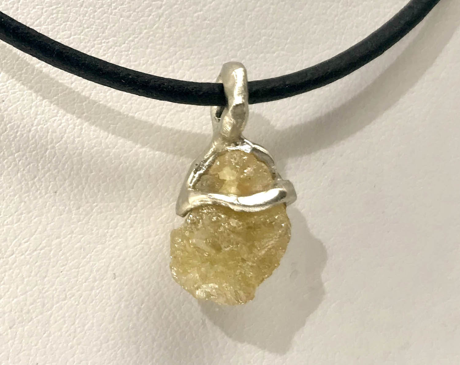 Nur Benutzerdefinierte Rohdiamant-Halsketten-Käfig-Anhänger Mit Ihrem Wiederverwendeten Recycelten Gewickelten Gold Oder Silber Nur Benutzerdefinierte Rohdiamant-Halsketten-Käfig-Anhänger Mit Ihrem Wiederverwendeten Recycelten Gewickelten Gold Oder Silber von Artifactorium