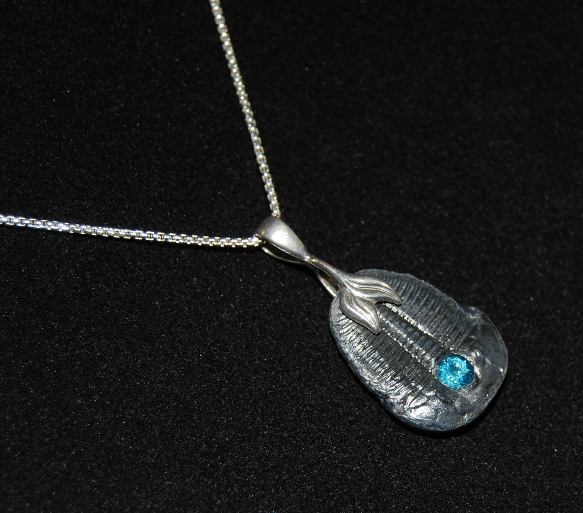 Trilobit Anhänger Mit Kristall Intarsie Auf Einer Sterling Silber Kette Trilobit Anhänger Mit Kristall Intarsie Auf Einer Sterling Silber Kette von ArtifactsandFossils